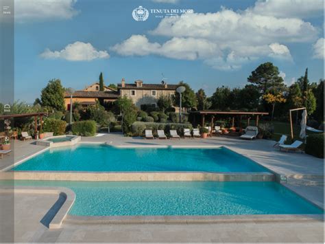 Esterno della Tenuta dei Mori con giardino