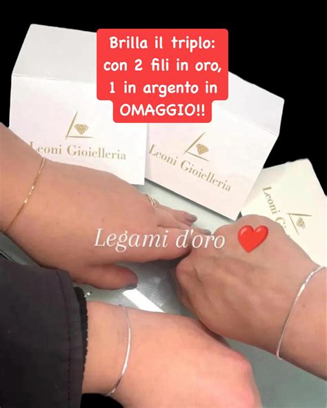 Coppia che sceglie un bracciale in una gioielleria