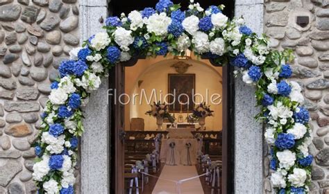 Arco floreale per matrimonio con rose e verde