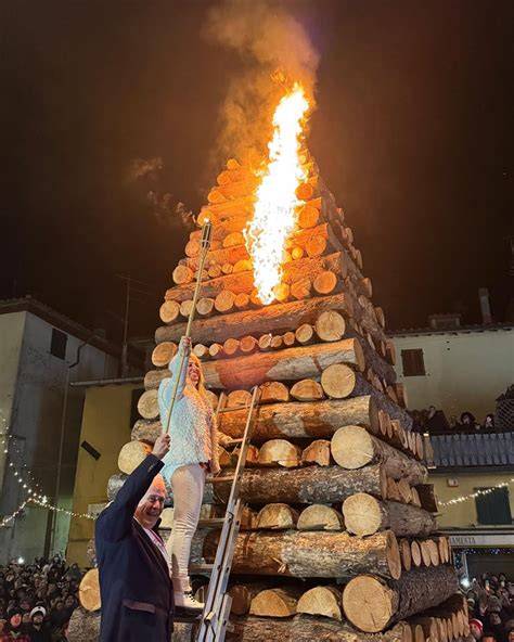 Corteo nuziale romano con fiaccole