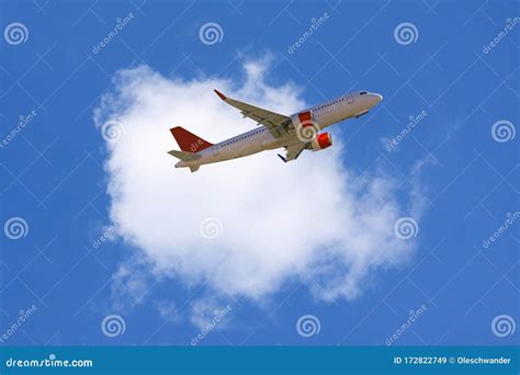 Aereo che vola nel cielo