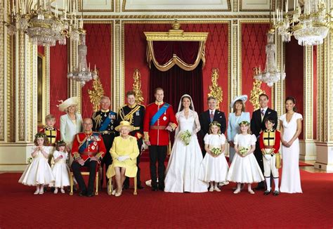 Famiglia reale britannica a un matrimonio