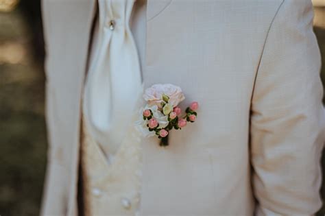 Coppia di sposi con fiore all'occhiello