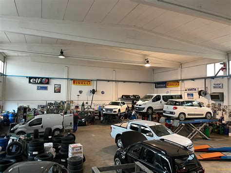 Officina meccanica con trattori