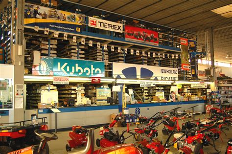 Magazzino con ricambi per trattori