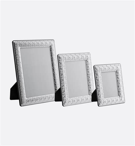 Cornice in argento con simbolo della pigna