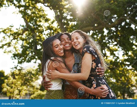 Gruppo di amiche che si abbracciano felicemente