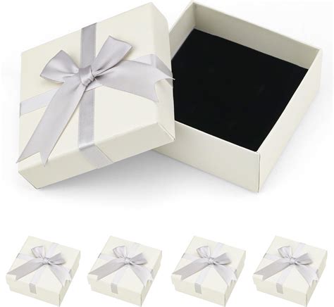 Scatola regalo aperta con gioielli e biglietto