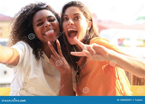 Amiche che si divertono in un ambiente rilassato