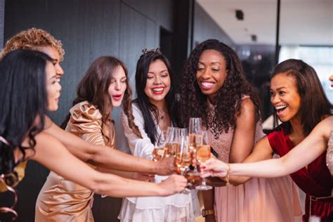 Amiche che brindano alla futura sposa