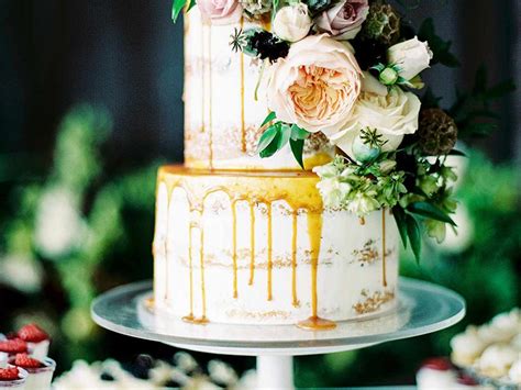 Drip Cake con cascata di glassa e decorazioni