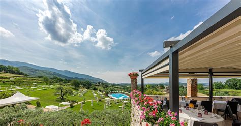 Piscina di Villa Cariola con vista sulle colline