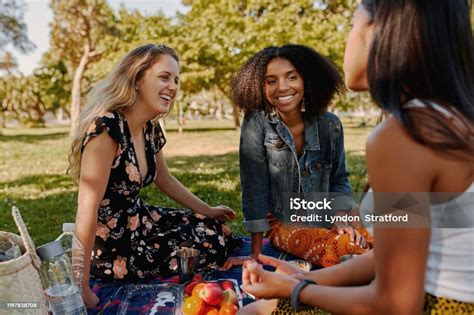 gruppo di amiche che fanno un picnic