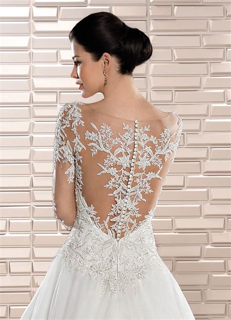 Ricamo effetto tatuaggio su abito da sposa