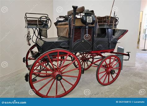 diversi modelli di carrozze d'epoca