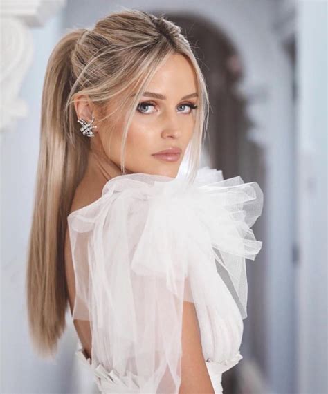 Coda di cavallo alta da sposa con capelli biondi