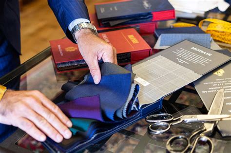 Atelier sartoriale con tessuti pregiati