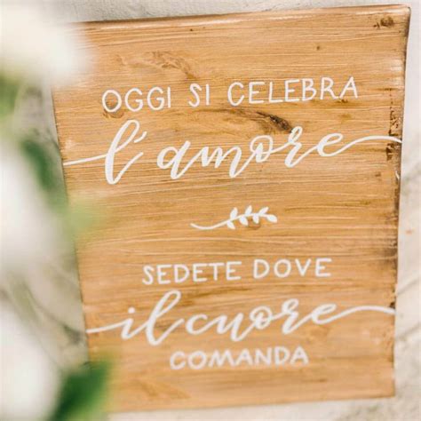 Esempi di stili di targhe in legno per matrimonio