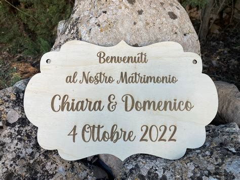 Dettagli di una targa in legno personalizzata per matrimonio
