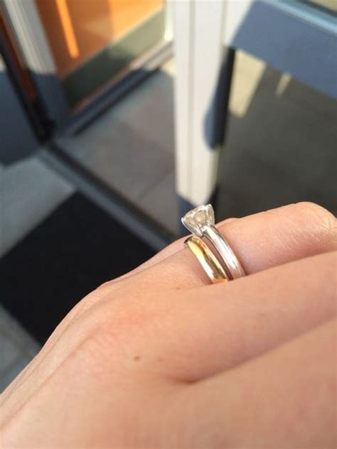 Mano con fede nuziale e anello di fidanzamento