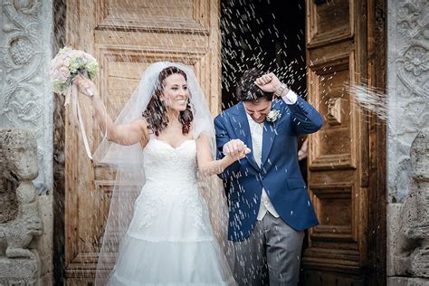 Fotografo di matrimonio che cattura un momento spontaneo