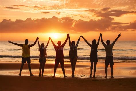 Gruppo di amiche che festeggiano su una barca al tramonto.
