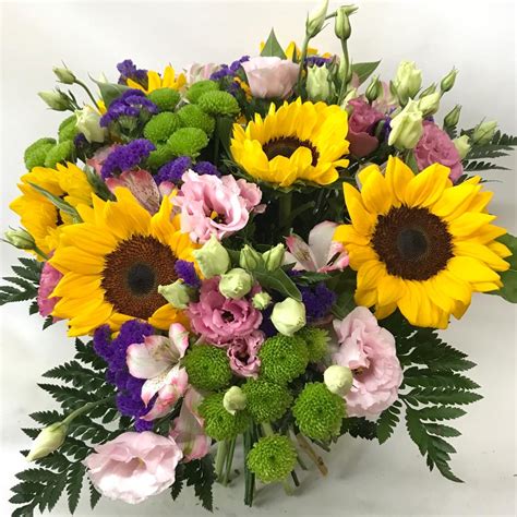 Composizione di girasoli e fiori estivi