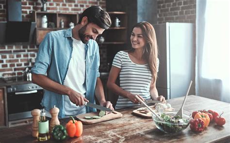 Coppia che cucina insieme