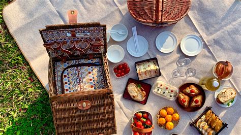 Picnic elegante in un parco