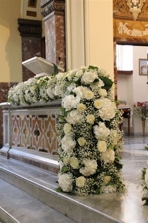 Composizione floreale da matrimonio con rose e verde