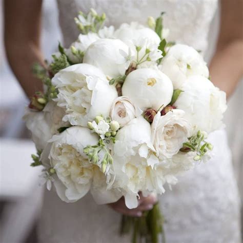 Esempio di bouquet da sposa con rose e peonie