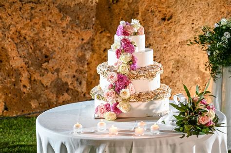 Torta nuziale con decorazioni luminose