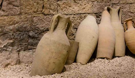 Dettaglio delle sei anfore di pietra