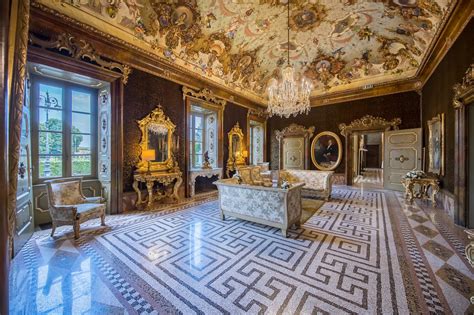 Interno di una villa storica con affreschi