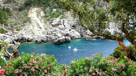 Vista panoramica di Paleokastritsa con le sue baie