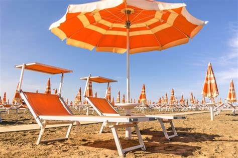 Spiaggia privata dell'Hotel Conca d'Oro con lettini e ombrelloni