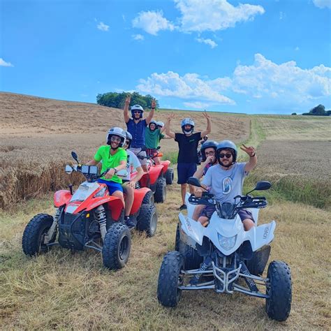 Gruppo di amiche che fanno quad tra le colline