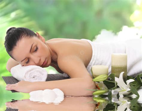 Donna che si rilassa in una spa