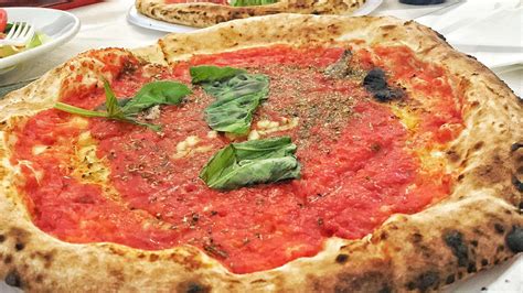 Pizza napoletana tradizionale su un tavolo all'aperto