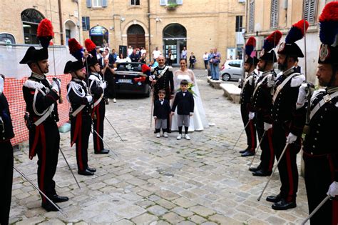 Arco di rose formato da poliziotti per un picchetto d'onore