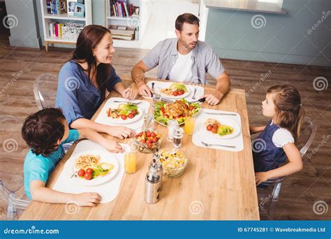 Famiglia che discute di un potenziale matrimonio