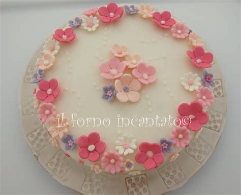 Torta elegante con fiori in pasta di zucchero