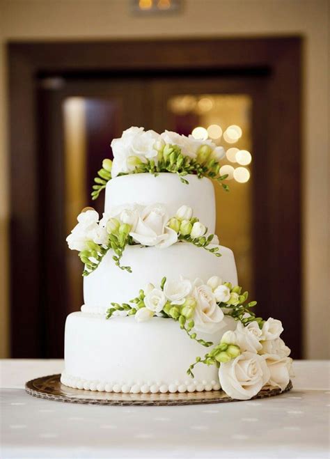 torta nuziale decorata con fiori