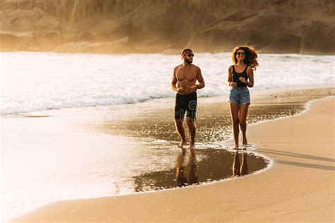 Coppia felice sulla spiaggia in California