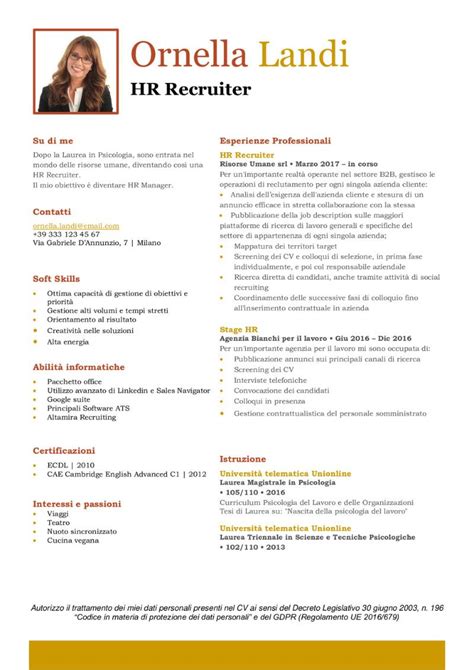 Illustrazione di un recruiter che esamina diversi CV