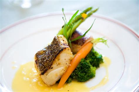 Immagine di un piatto gourmet servito in un ristorante elegante