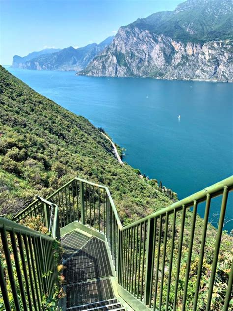 Sentiero panoramico con strapiombo tra le Dolomiti
