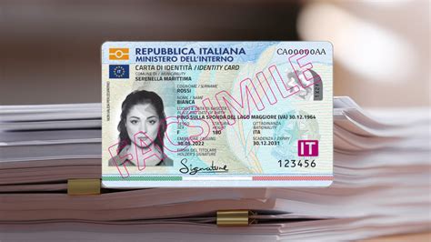 Illustrazione che mostra un documento d'identità e vari documenti legali che potrebbero necessitare di aggiornamento