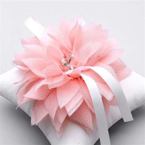 Portafedi in vimini con fiore
