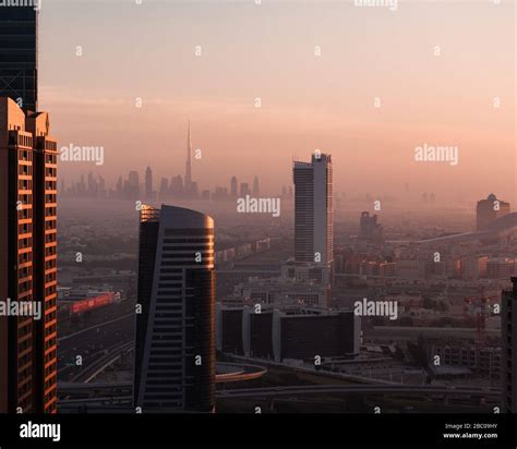Skyline di Dubai all'alba visto dal Burj Khalifa